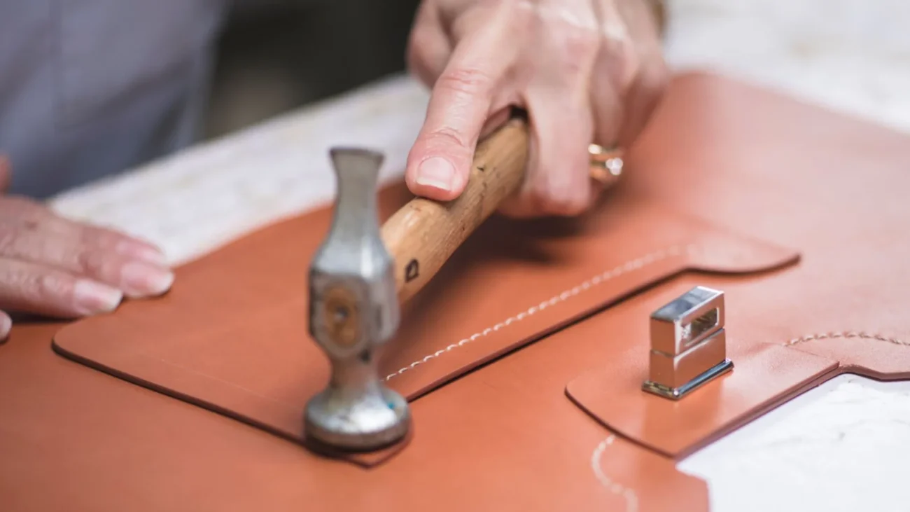 Proses pembuatan tas kulit