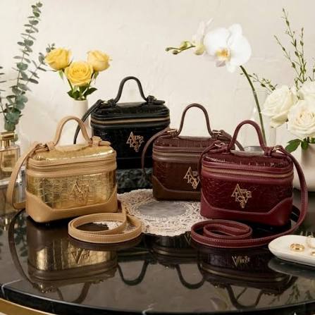Oversized, Croc-Embossed, dan Tas Bertekstur: Kenapa Tas Mini Udah Nggak Cukup?